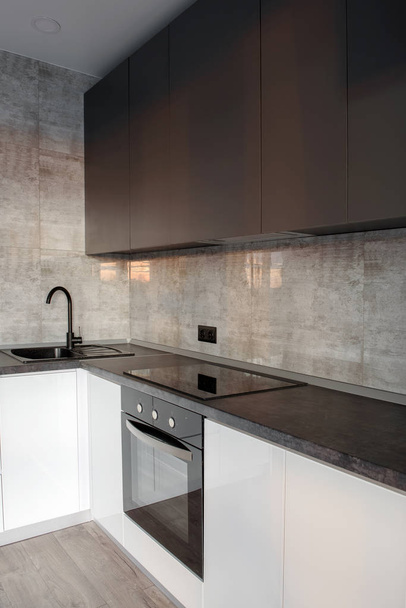 Nieuwe moderne lege keuken interieur in witte en grijze kleuren, kopiëren - Foto, afbeelding