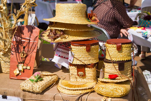 Chapeaux tressés de paille faits à la main et petits sacs à main pour dames brodés d'ornements, d'objets folkloriques de mode ancienne, d'art artisanal traditionnel
 - Photo, image