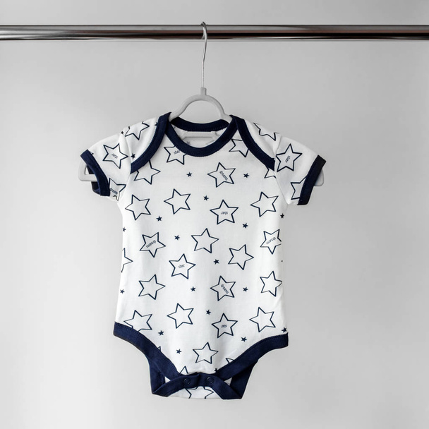 Για το νεογέννητο με αστερίσκους. Η έννοια των ρούχων, της μητρότητας, της μόδας - Φωτογραφία, εικόνα