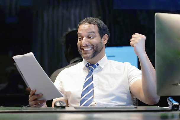 Щасливий підприємець бородатий чоловік читає хороші новини в листі
  - Фото, зображення