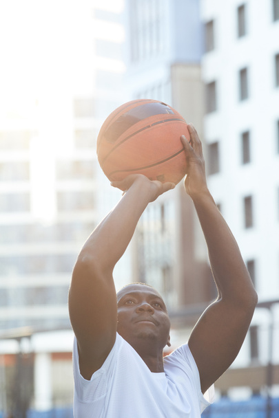 Kaslı Afrikalı adam basketbol topu açık havada atma yüksek bölüm portre, kopya alanı - Fotoğraf, Görsel