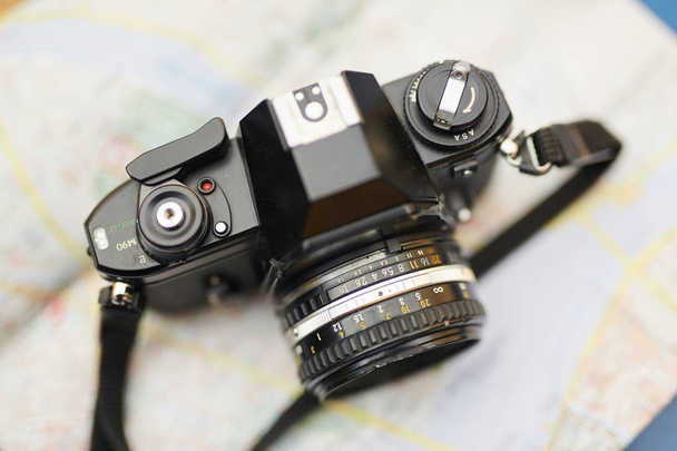 Hintergrund der Retro-Fotokamera über Karte, Tourismus- und Reisekonzept, Kopierraum - Foto, Bild