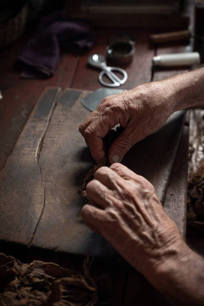 Cigar rolling or making by torcedor in cuba - Foto, immagini
