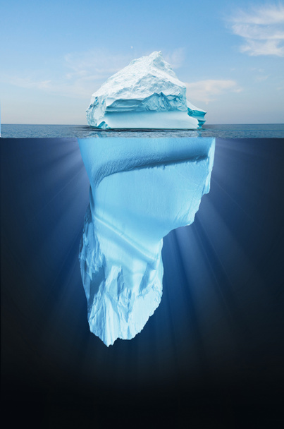 Iceberg pływających w oceanie, zarówno końcówki i części zanurzonego są widoczne. Górna część jest mniejsza niż Dolna. - Zdjęcie, obraz