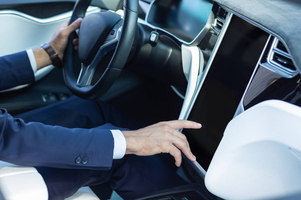 Крупный план бизнесмена, использующего навигационную систему в своем автомобиле
 - Фото, изображение