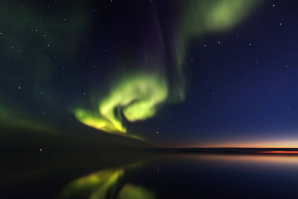 Severní boreální světla na moři v zátoce Lady Richardson, Victoria Island, Severozápadní průjezd v Kanadě. - Fotografie, Obrázek