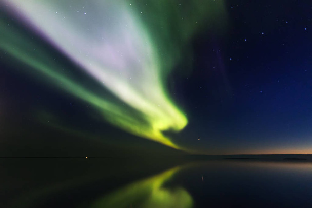Lady Richardson Bay denizde Kuzey Boreal Işıkları, Victoria Adası, Kanada'da kuzeybatı geçit. - Fotoğraf, Görsel