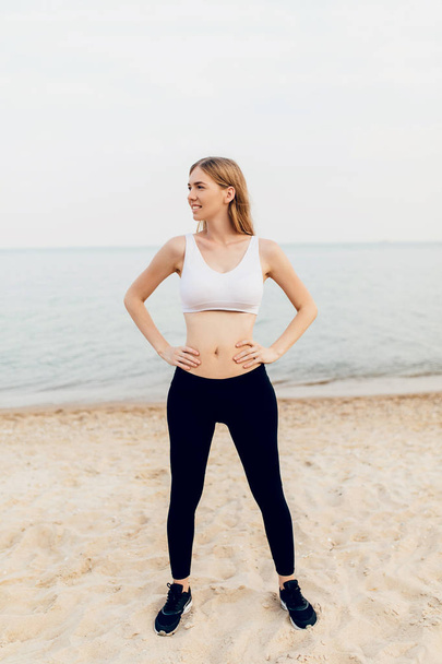 bela jovem esportes fitness mulher ao ar livre na praia em th
 - Foto, Imagem