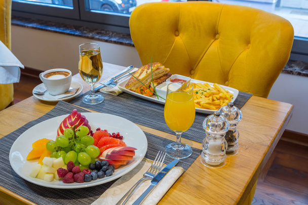 Breakfast served on hotel restaurant table - Foto, imagen
