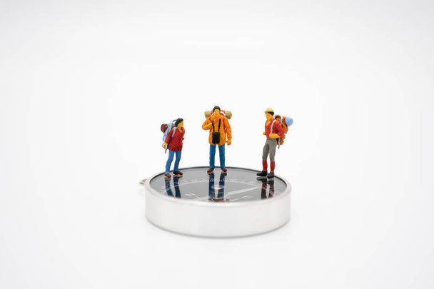 Miniaturní lidé stojí na cestě na začátek cesty - Fotografie, Obrázek
