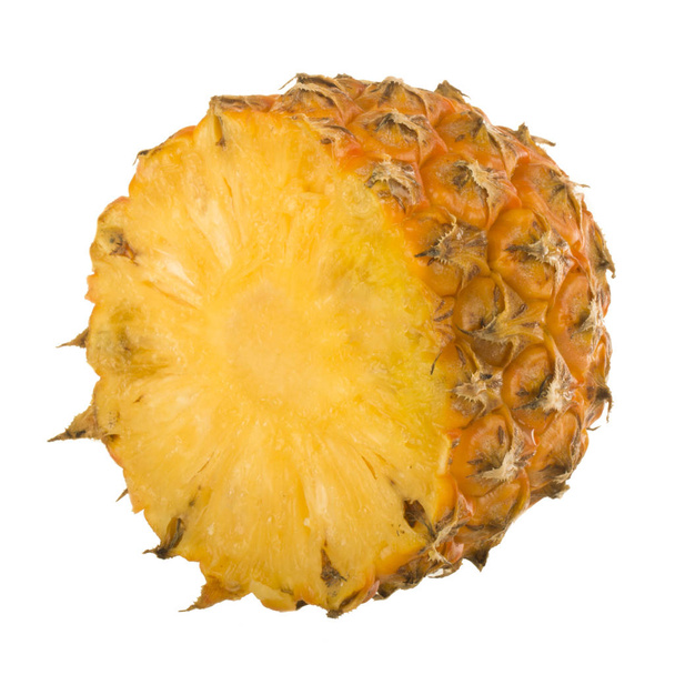 sladký, chutný ananas izolovaný na bílém pozadí, blízký pohled  - Fotografie, Obrázek