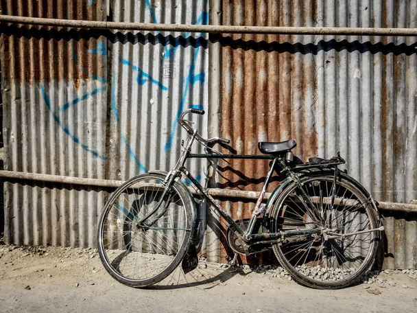 Bicicleta apoyada contra valla
 - Foto, imagen