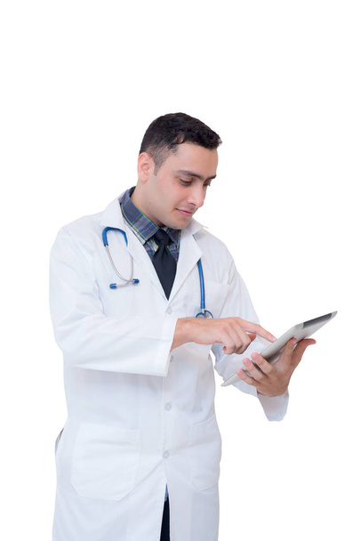 Доктор тримає планшетний комп'ютер, використовуючи його ізольовано на білому
 - Фото, зображення