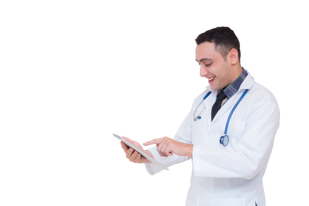 Arzt hält einen Tablet-Computer in der Hand, während er ihn isoliert benutzt - Foto, Bild