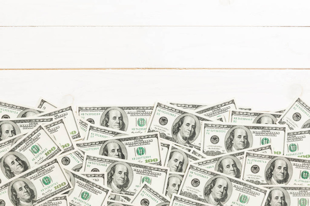 Widok z góry banknotów na kolorowym biurku z miejsca kopiowania na górze. 100 rachunki dolara z stos pieniędzy w środku. Widok z góry koncepcji biznesowej - Zdjęcie, obraz