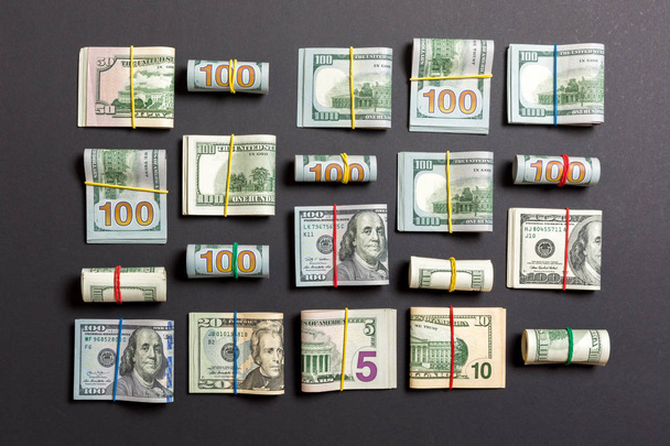 barevné pozadí s penězi americké stovky dolarových bankovek na vrcholu wiev s prostorem pro kopírování textu v obchodní koncepci - Fotografie, Obrázek