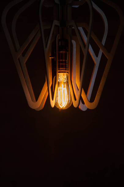 Vintage lamba, sıcak ışık, siyah arka plan - Fotoğraf, Görsel