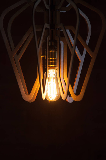 Винтажная лампа, теплый свет, черный фон
 - Фото, изображение