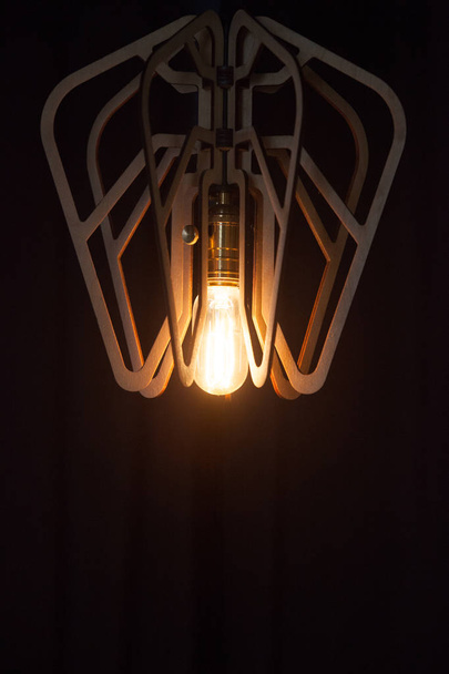 Винтажная лампа, теплый свет, черный фон
 - Фото, изображение