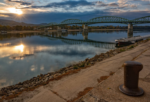 Vista panorâmica da ponte Maria Valeria com reflexão no rio Danúbio, Esztergom, Hungria ao nascer do sol
 - Foto, Imagem