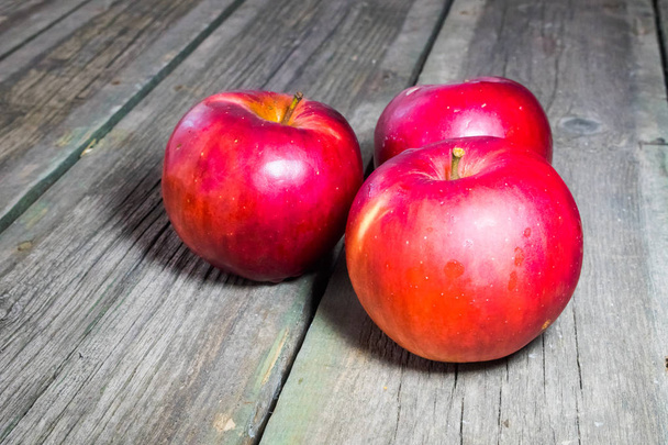 maçãs vermelhas em um fundo de madeira - Foto, Imagem