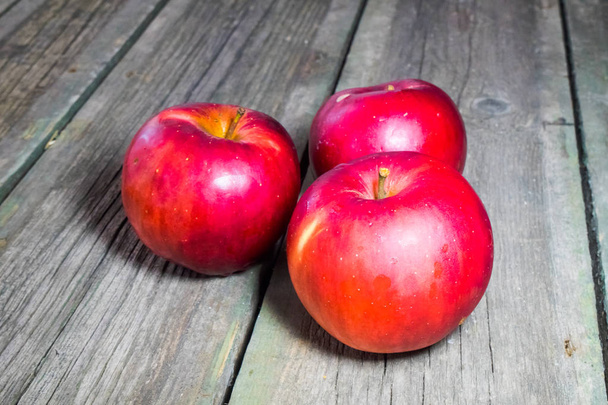 Manzanas rojas sobre fondo de madera - Foto, Imagen