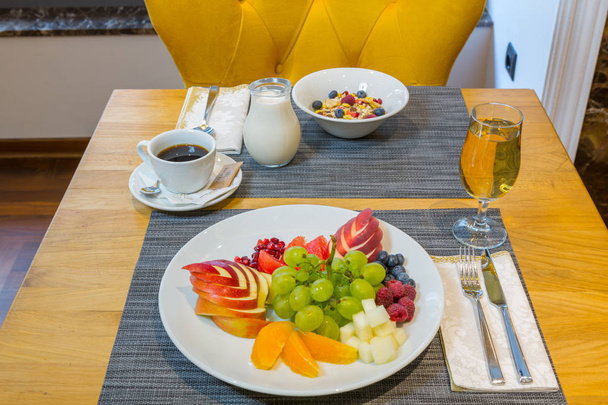 Breakfast served on hotel restaurant table - Фото, зображення