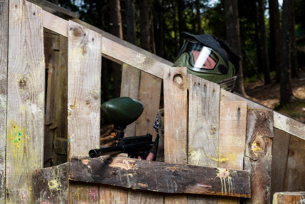 Players in paintball prepare for fight - Foto, afbeelding