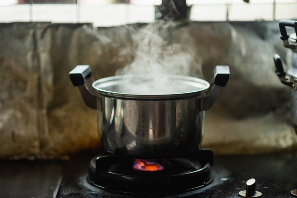 vapor sobre la olla en la cocina - Foto, Imagen