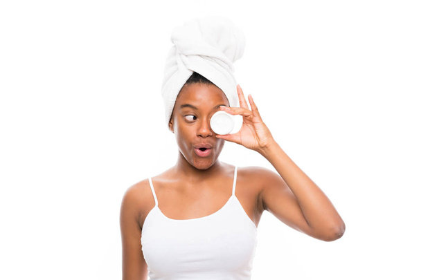 Afro-americano adolescente ragazza con crema idratante su sfondo bianco isolato
 - Foto, immagini