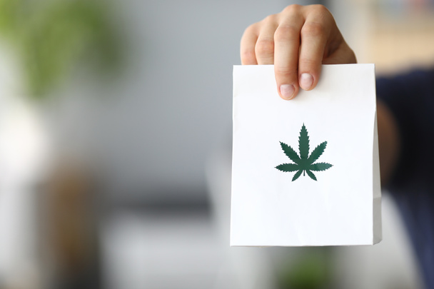 Paquete de pases de mano Courier con marihuana
 - Foto, imagen