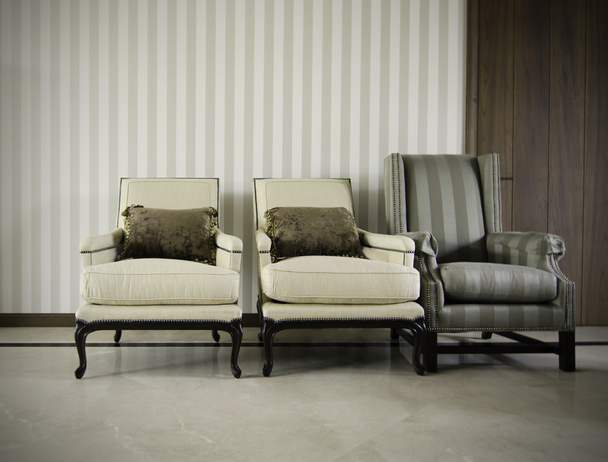 Kolme ylellistä nojatuolia
 - Valokuva, kuva