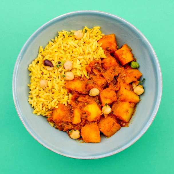 Ινδικό στυλ πατάτας χορτοφαγικό κάρυ και ρύζι - Φωτογραφία, εικόνα