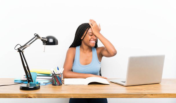 Афроамериканець підліток студент дівчина з довгими плетених волосся на робочому місці зрозумів щось і має намір рішення - Фото, зображення