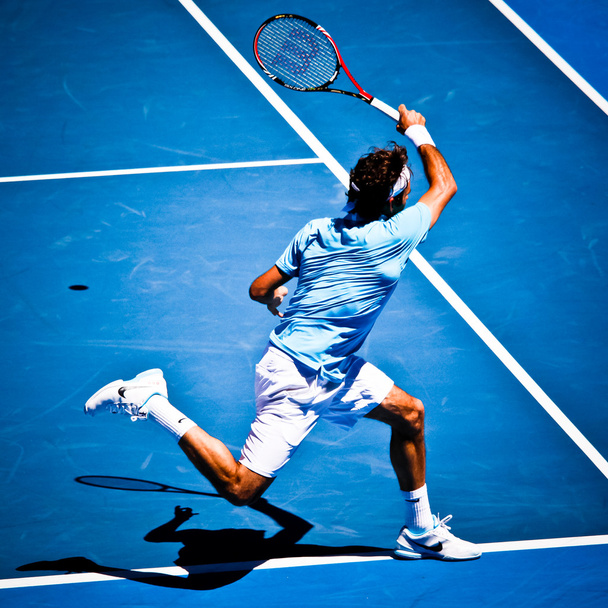 MELBOURNE, AUSTRALIA - 25 GENNAIO: Roger Federer nella sua vittoria contro Lleyton Hewitt agli Australian Open 2010
 - Foto, immagini