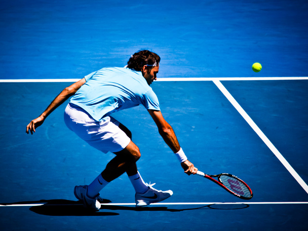 MELBOURNE, AUSTRALIA - 25 GENNAIO: Roger Federer nella sua vittoria contro Lleyton Hewitt agli Australian Open 2010
 - Foto, immagini