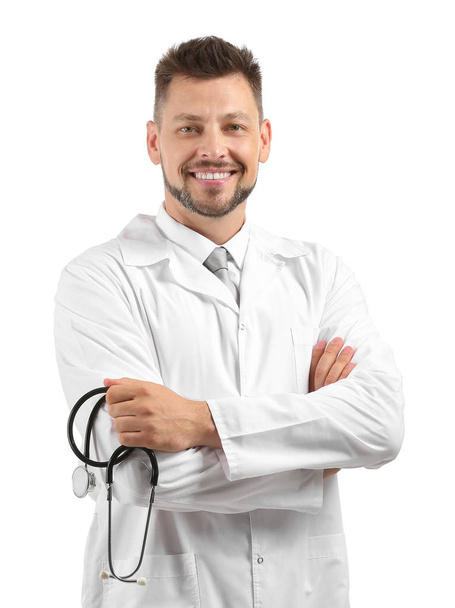 Médico varón con estetoscopio sobre fondo blanco
 - Foto, Imagen