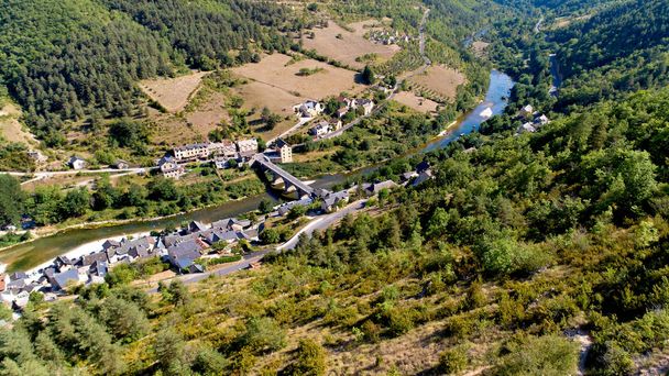 Vista aérea del pueblo de Les Vignes en las Gargantas del Tarn
 - Foto, Imagen