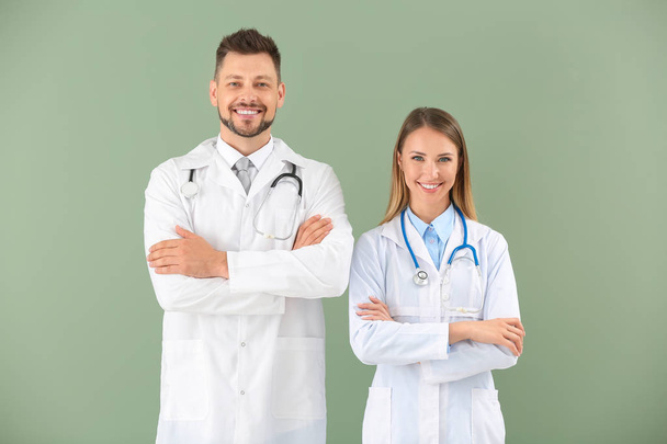 色の背景に男性と女性の医師 - 写真・画像