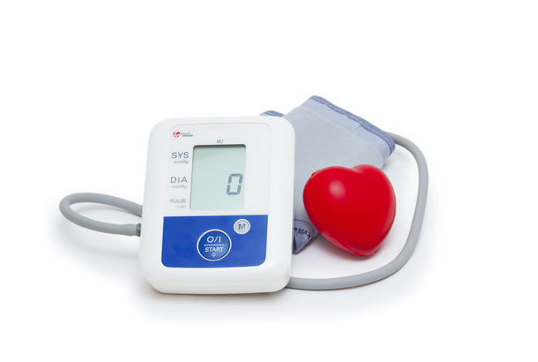Medidor de pressão arterial digital com símbolo de coração de amor no fundo branco
 - Foto, Imagem