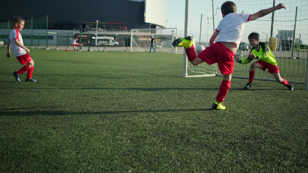 Kleiner Fußballer schießt Tor - Filmmaterial, Video