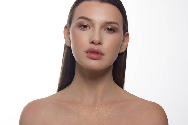 Close-up portrait of a beauty woman with full lips, straight hair and perfectly clean skin. Daytime makeup, styling and soft care. Skin care in the spa salon or cosmetology, smooth eyebrows - Foto, Imagen