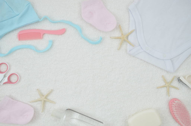 Mockup festa doccia bambino vista dall'alto con accessori per bambini blu e rosa su sfondo bianco. Copia spazio per testo
 - Foto, immagini