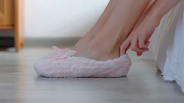 Vrouw dragen slipper thuis. - Video