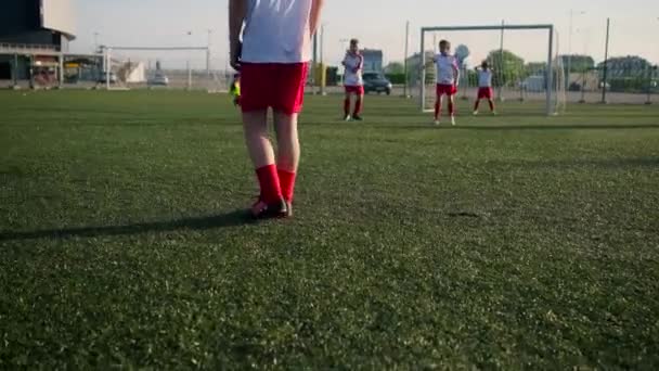 школьники-футболисты тренируются на футбольном поле
 - Кадры, видео
