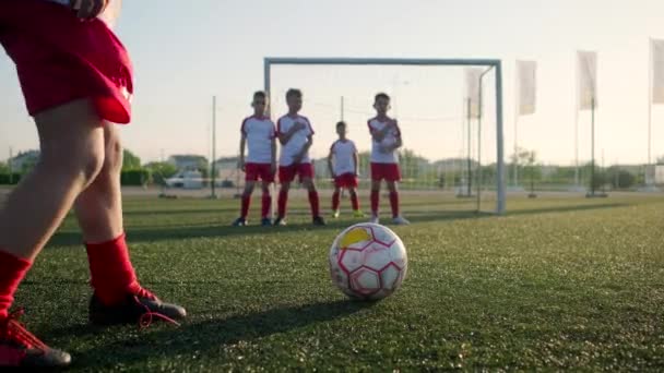 Junge Fußballer kickt Ball durch Spielerwand - Filmmaterial, Video