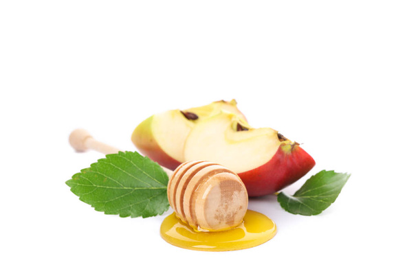 Шматочки яблука, листя і дробарка з медом ізольовані на білому фоні
 - Фото, зображення