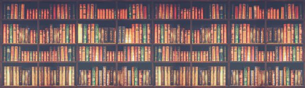 panorámafotó homályos könyvespolc sok régi könyv egy könyvesboltban, vagy LiBr - Fotó, kép