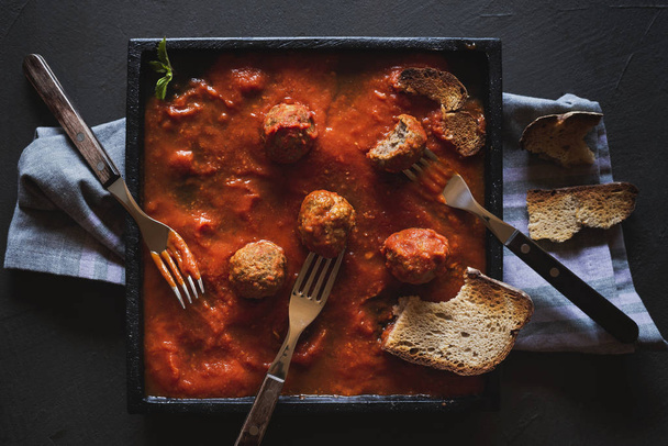 Mesa de cena con albóndigas y salsa de tomate
 - Foto, imagen