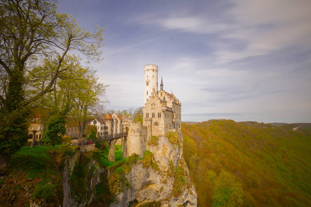 Castillo de Lichtenstein - estilo gótico renacimiento y situado en el Jura suabo del sur de Alemania. También conocido como castillo de cuento de hadas de Wurttemberg
. - Foto, imagen